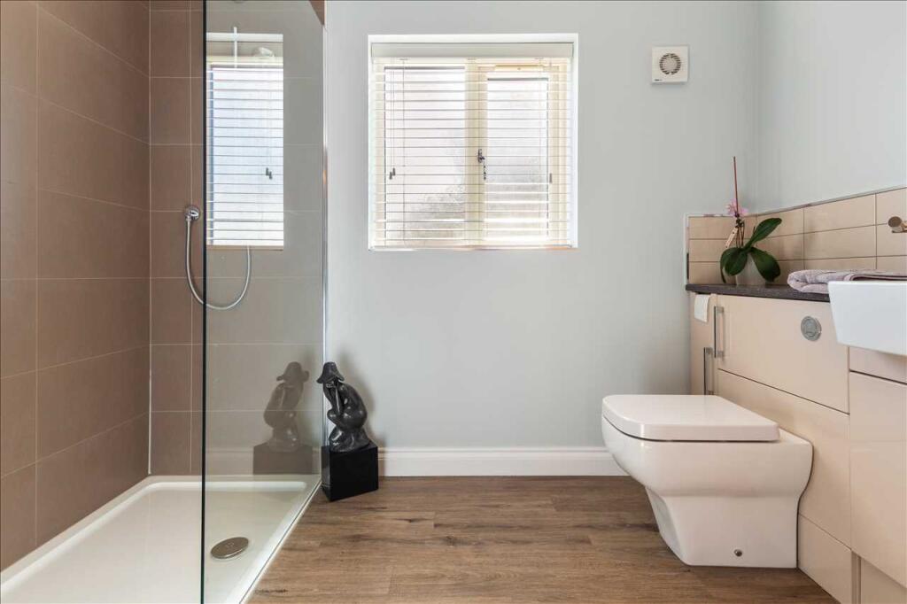 EN-SUITE SHOWER ROOM