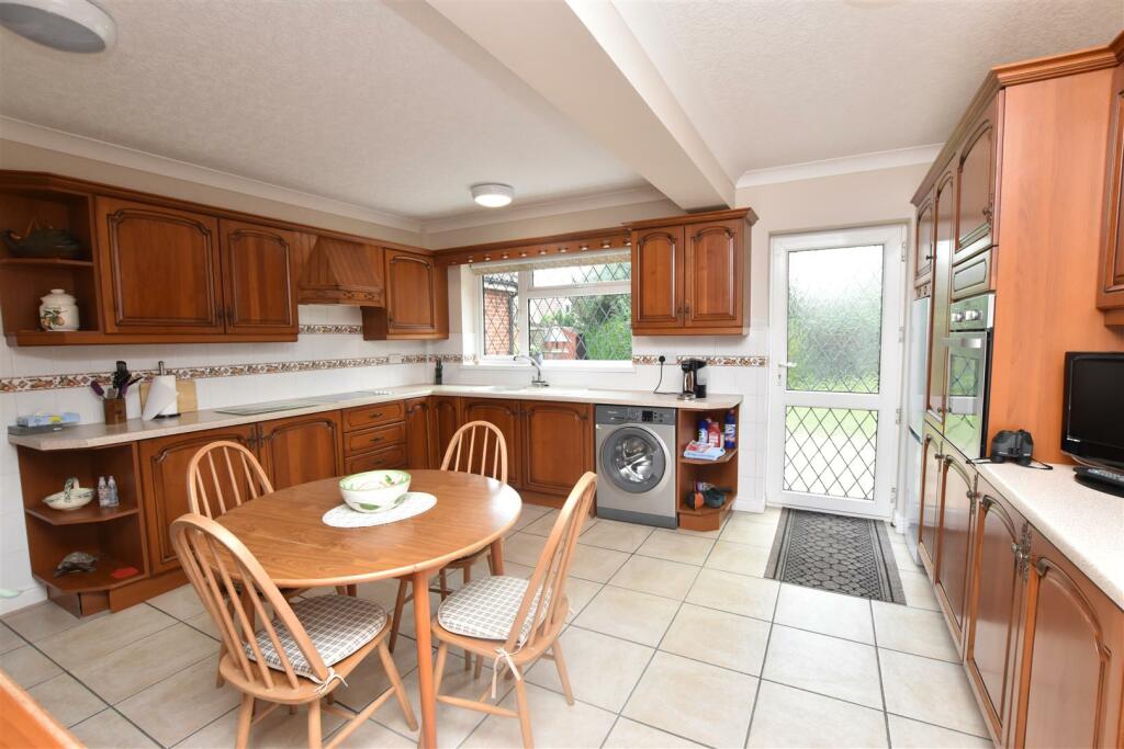 KITCHEN/BREAKFAST ROOM