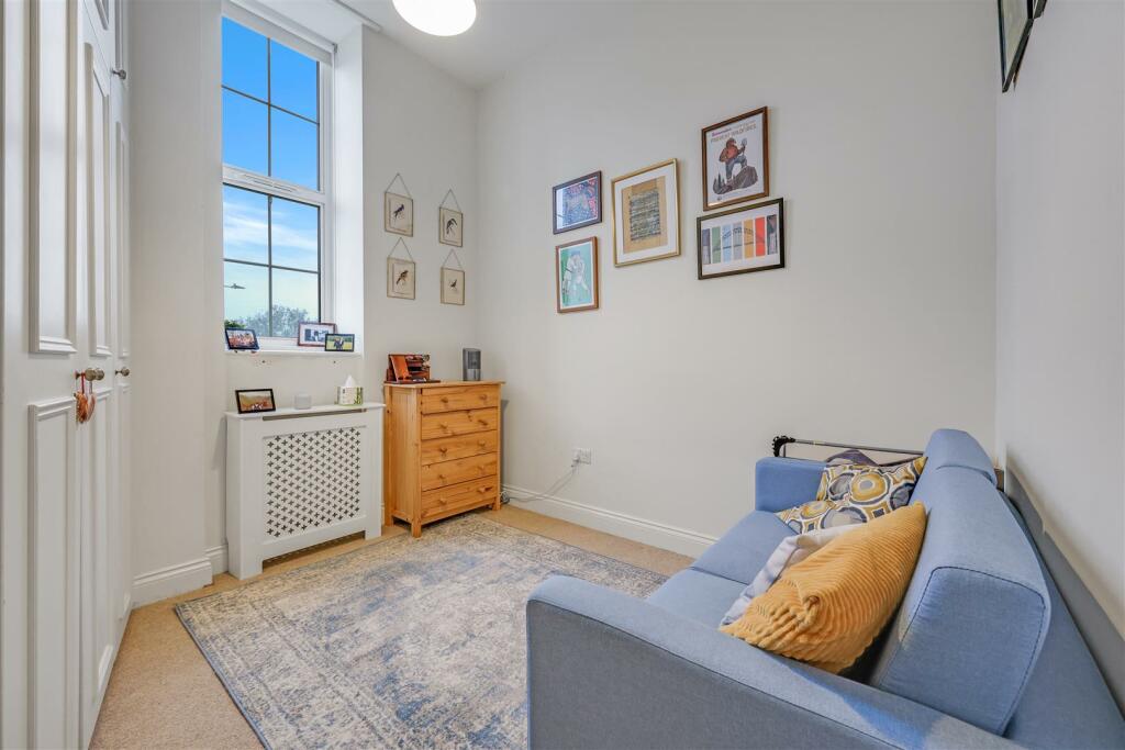81300 VM NHH 16 SHORTCROFT MEAD COURT NW10 1BF_949