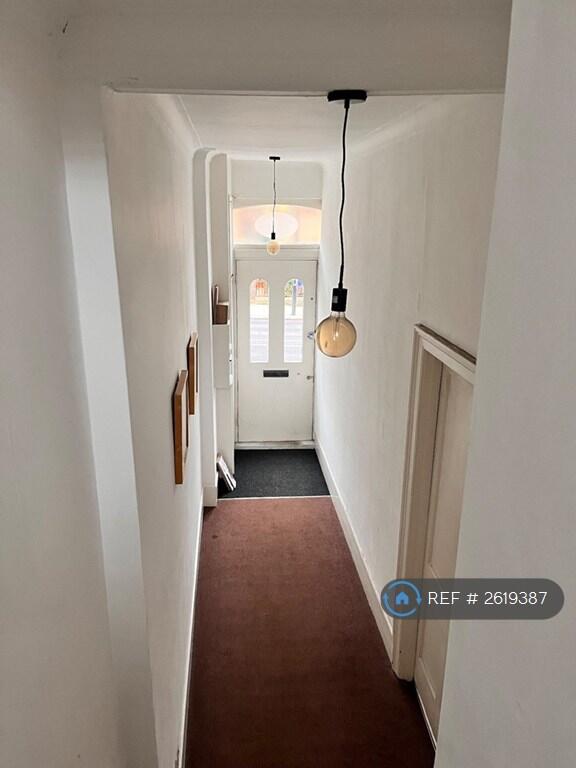 Entranceway From Street - Hallway To Flat