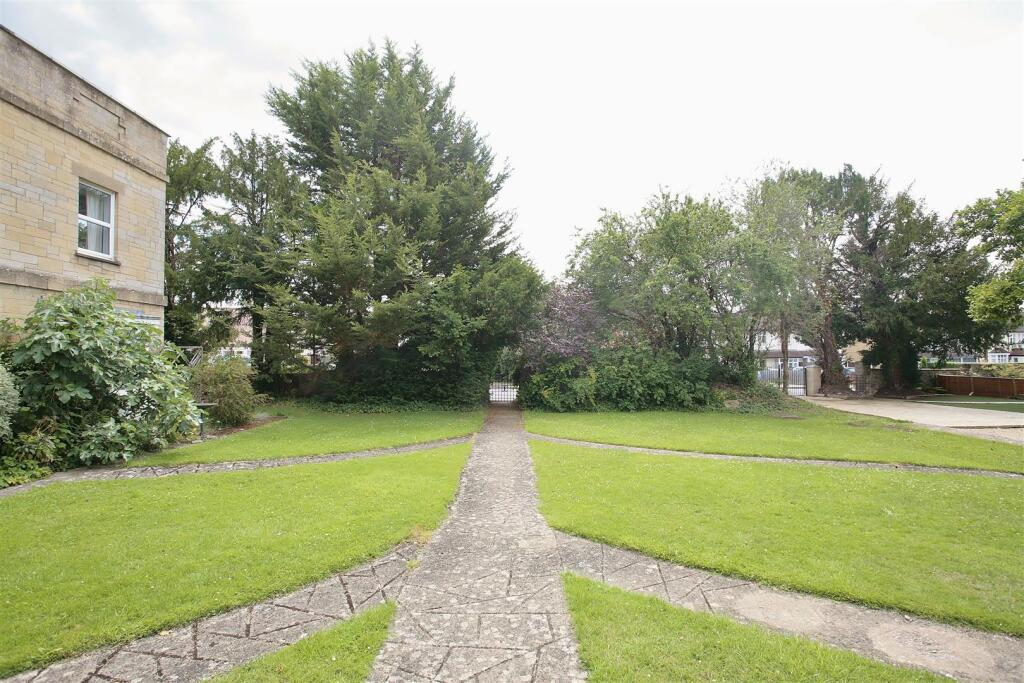 Flat 7 Manor Court communal area.JPG