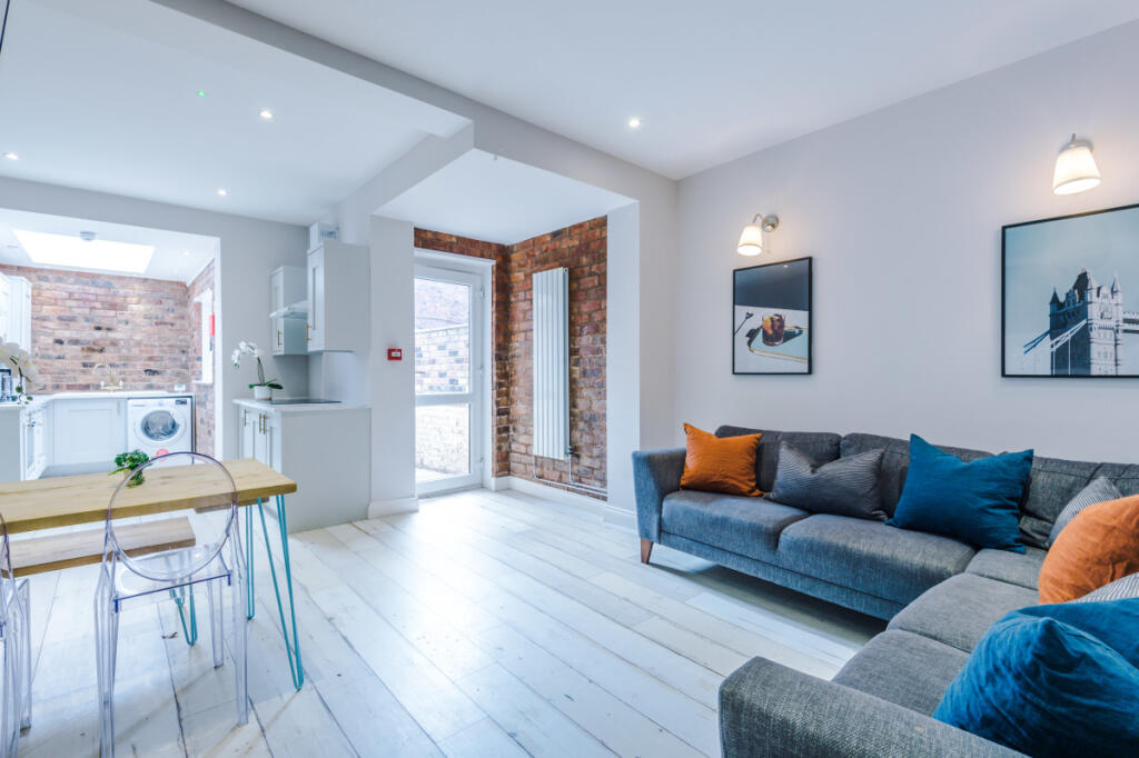 70 Langton Road Living room 1