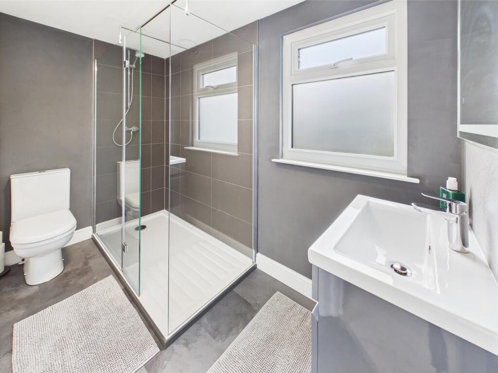 En Suite Shower Room to Bedroom 1