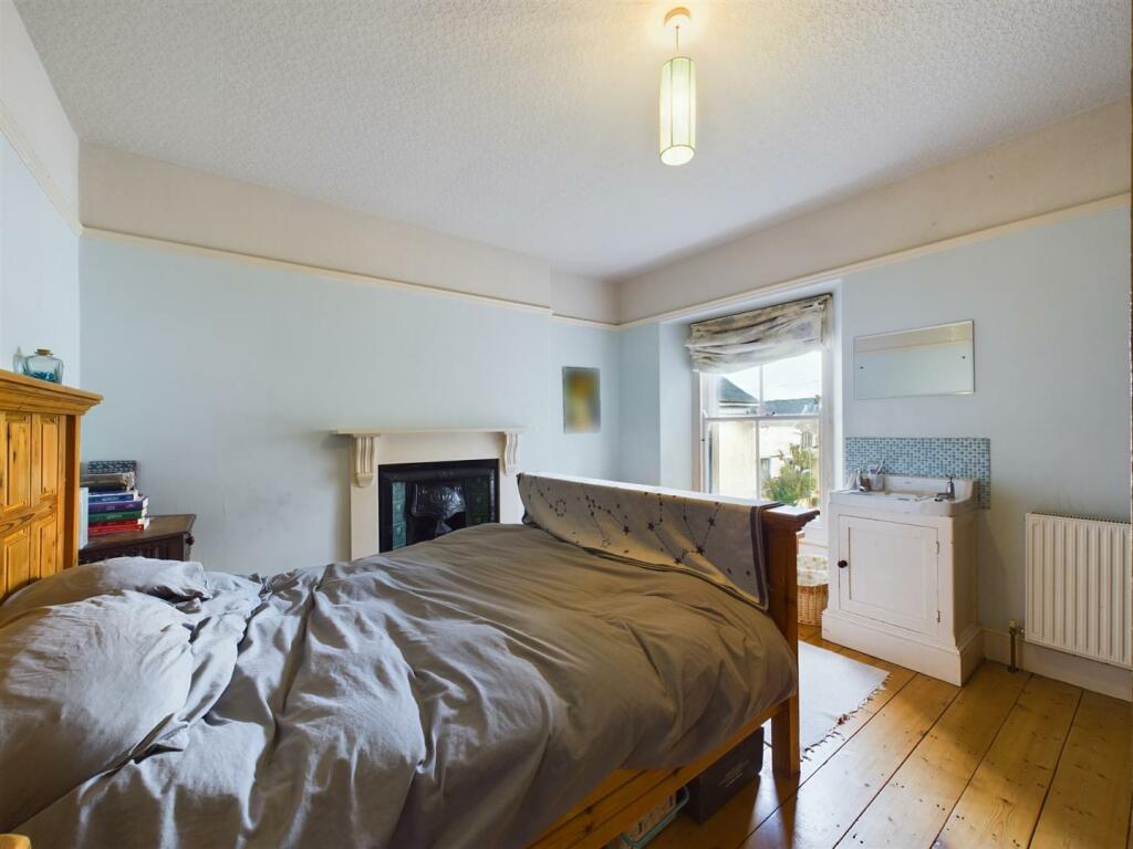Middle Bedroom