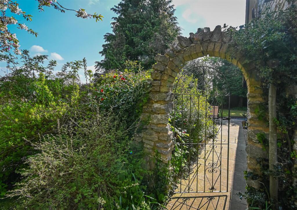 1 Manor House Close-28.jpg