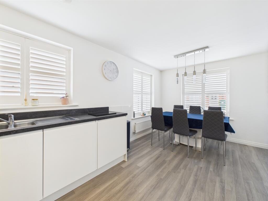 CAM04825G0-PR0042-STILL012