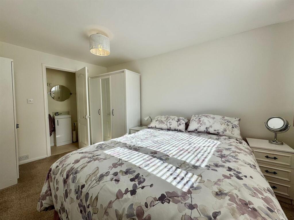 Master bedroom (1).jpg