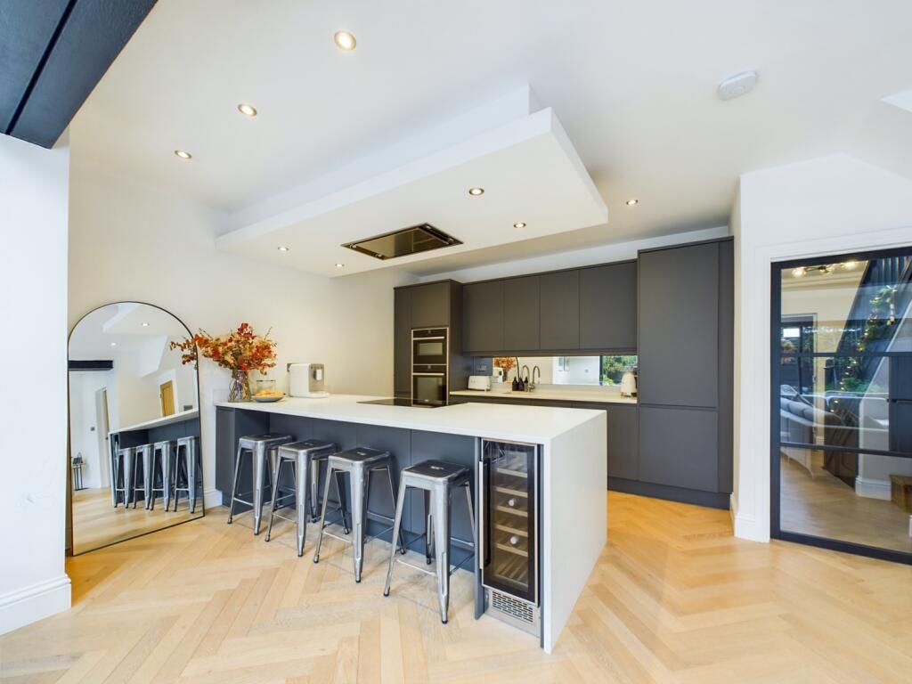 CAM02195G0-PR0057-STILL040