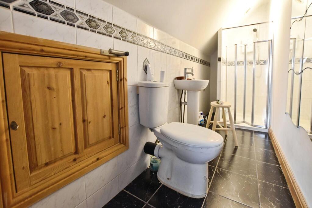 3rd floor bedroom - en-suite