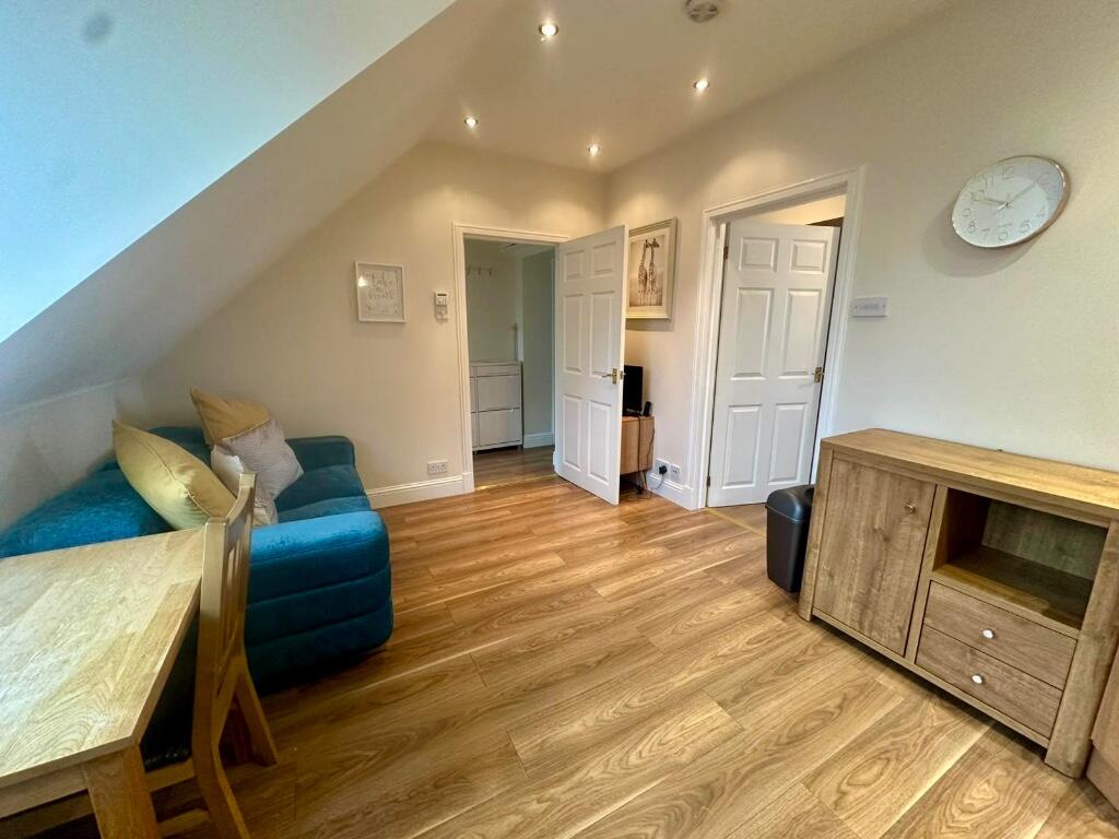 Kitchen / Lounge