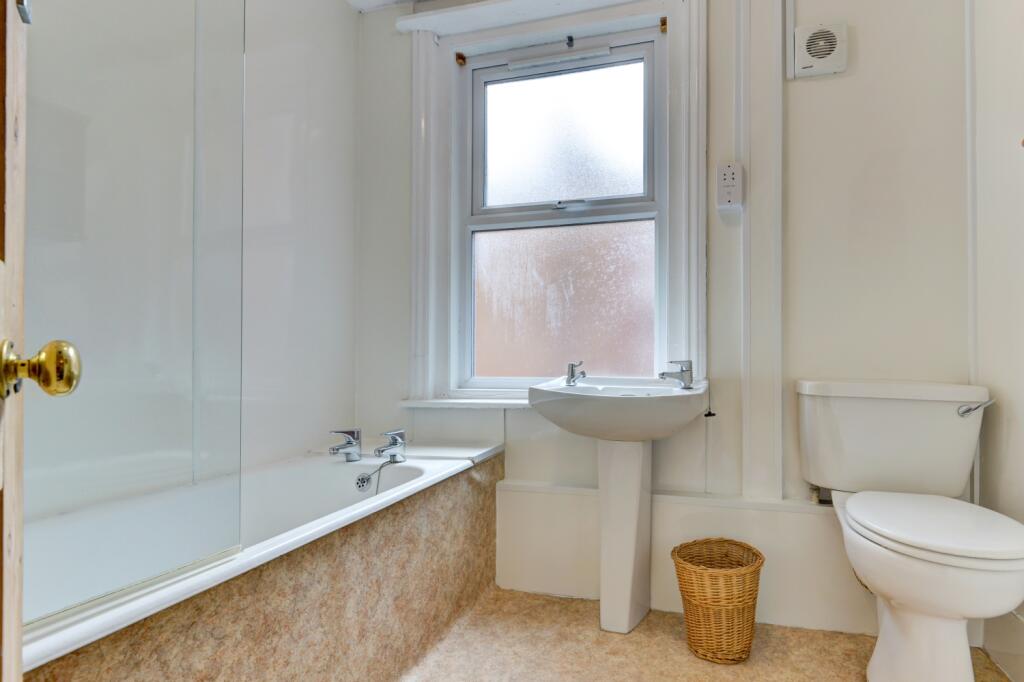 73 Hythe Road Bathroom
