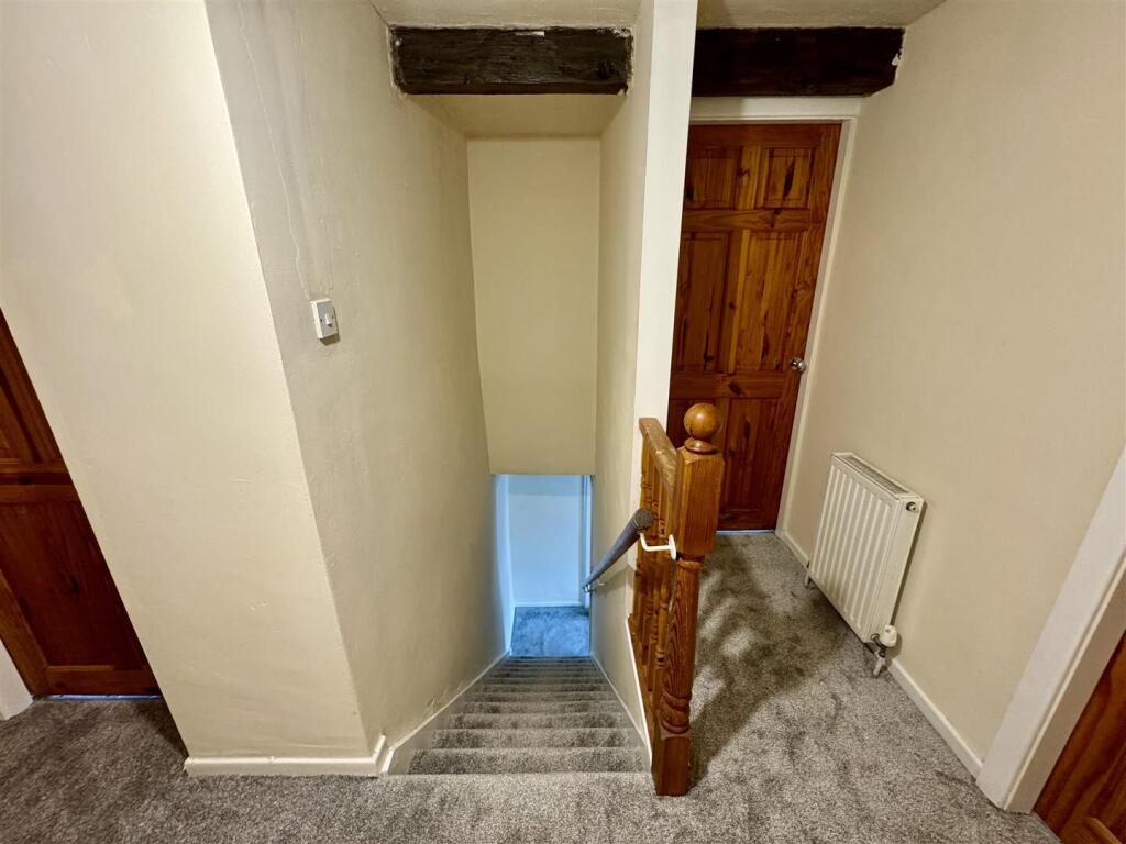 FIRST FLOOR LANDING