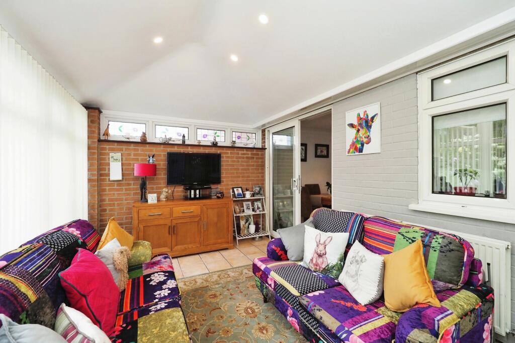 Spacious Garden Room - ideal for relaxing or hobbies