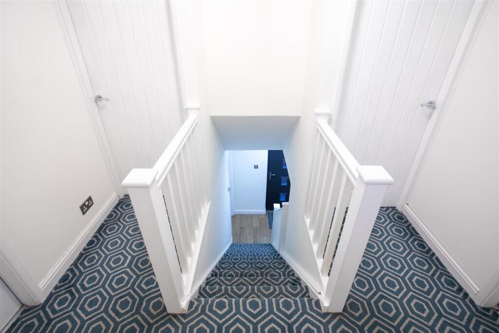 1 Redcar Close, Gedling, NG4 4EW-0019-Landing.jpg