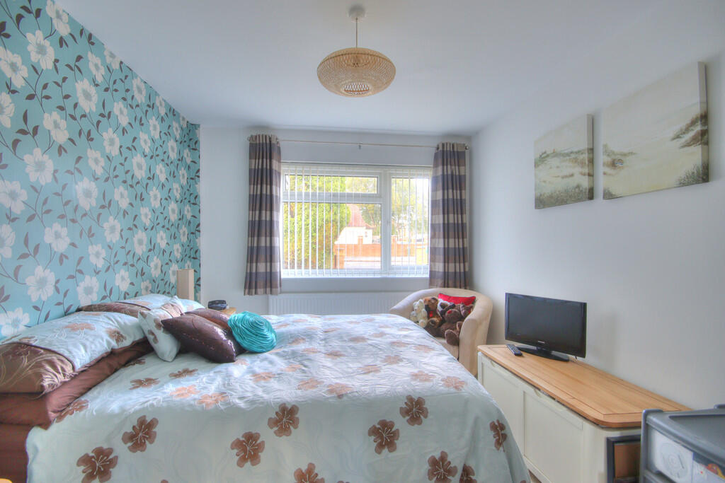Bedroom 1a (4)