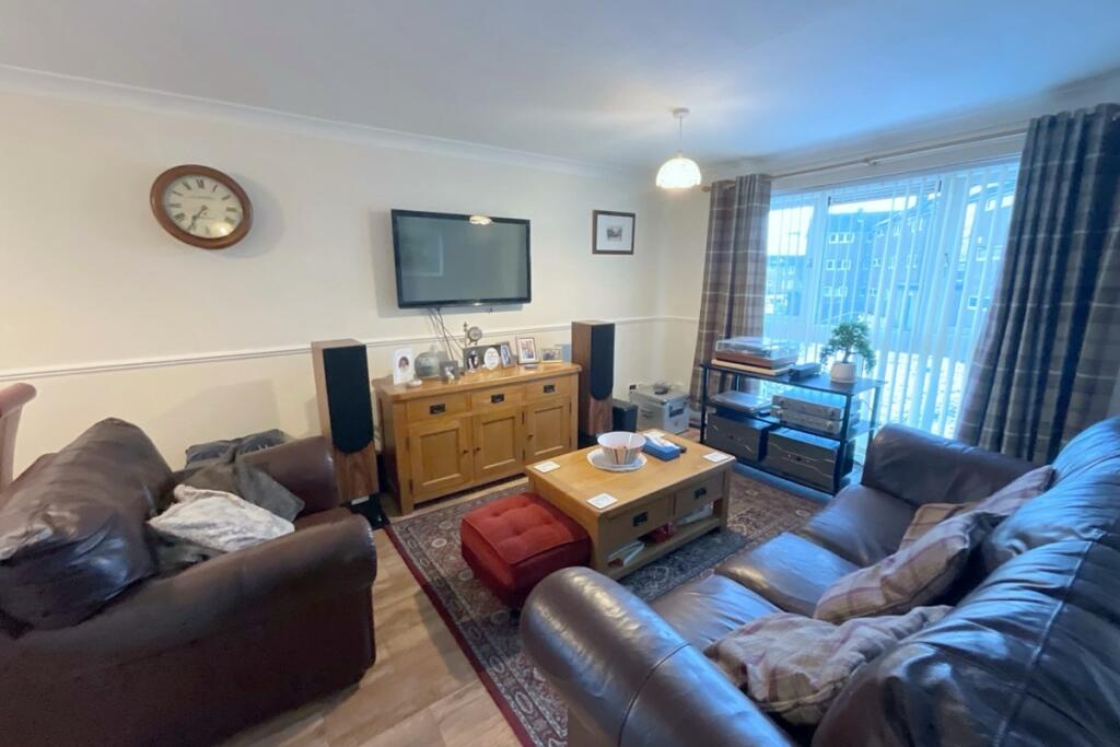 LIVING ROOM/DINING R