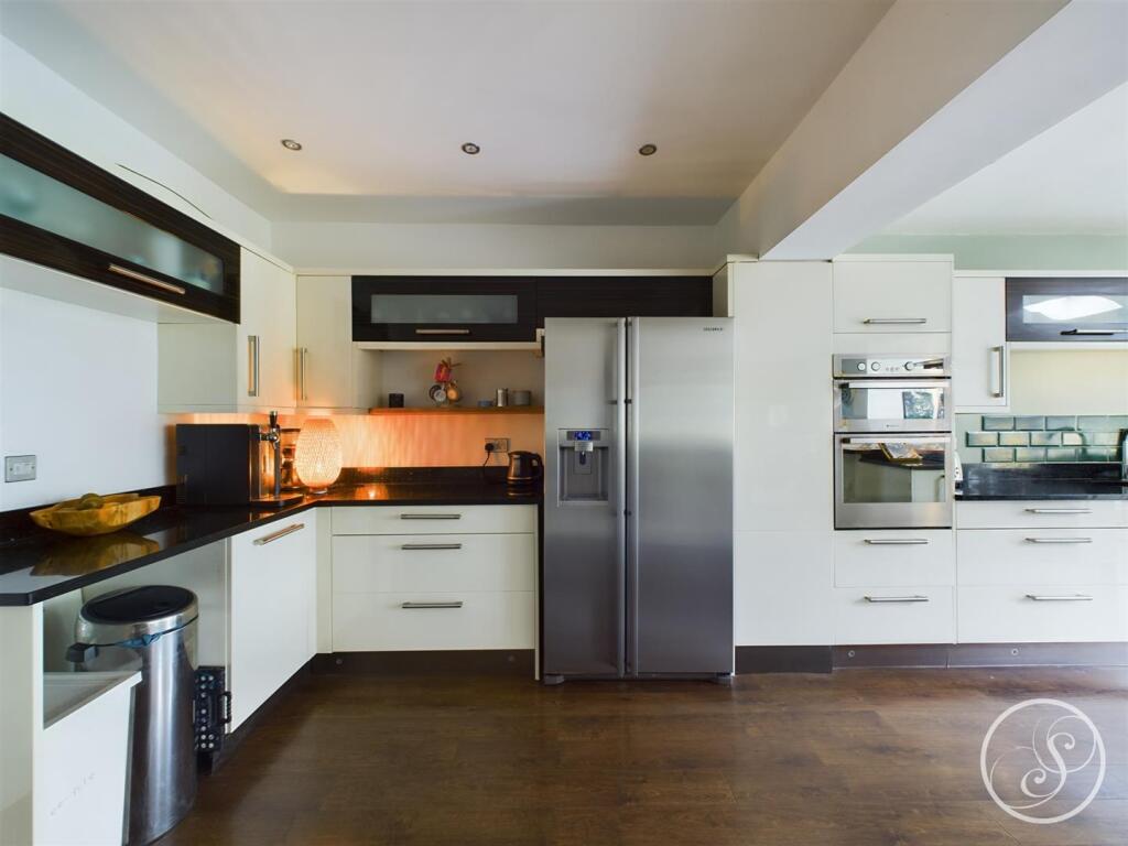 KITCHEN/DINER/FAMILY ROOM