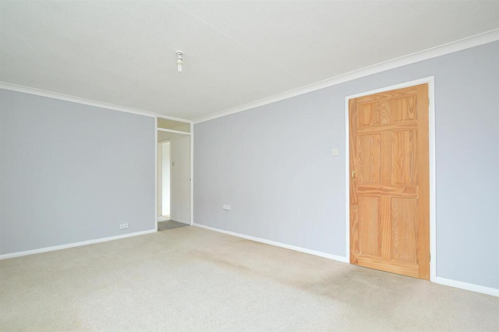 resizedLounge1.jpg