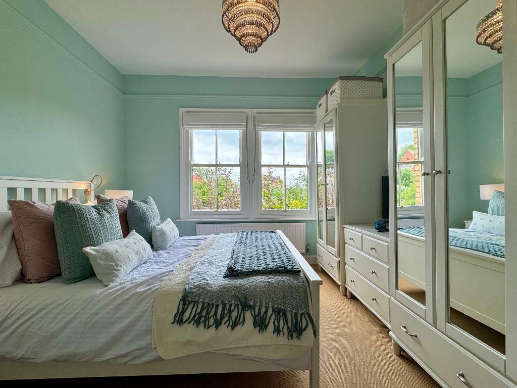 Bedroom 1 (13'5 x 11'1) with rear views
