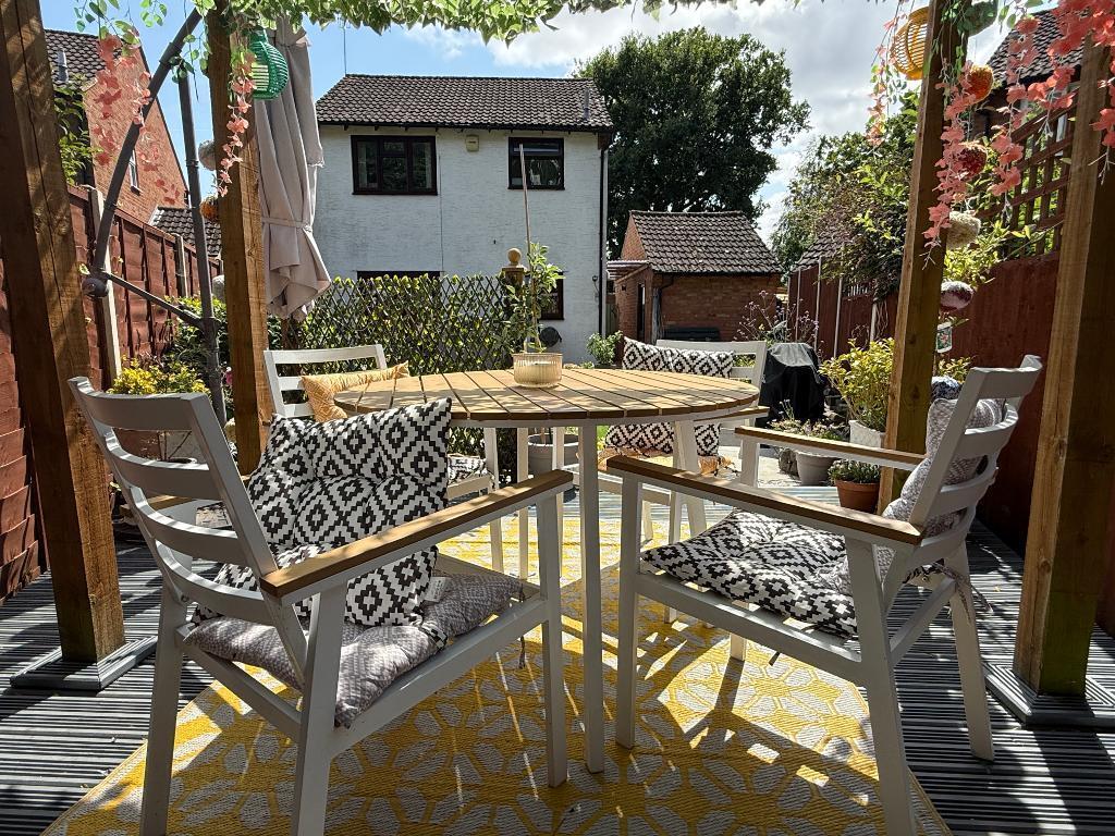 Pretty deck to relax on in the heat!