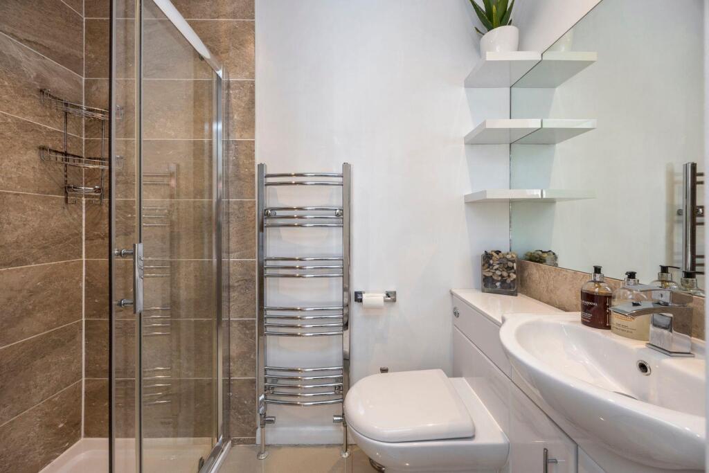 Easthill Drive 40 EN SUITE.jpeg