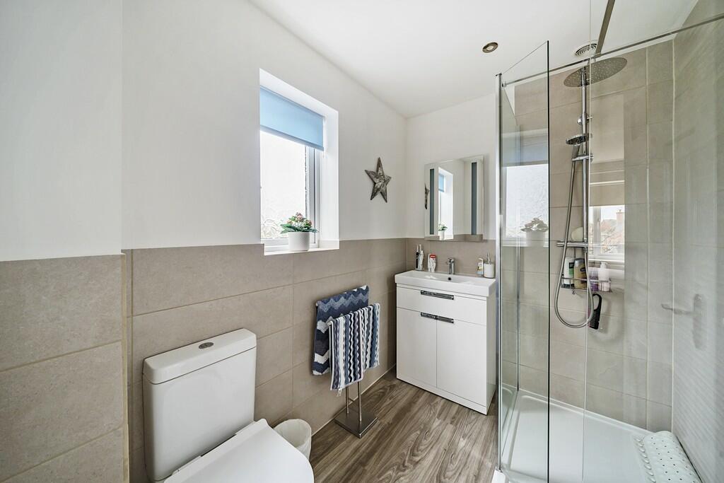 Ensuite to Bedroo...