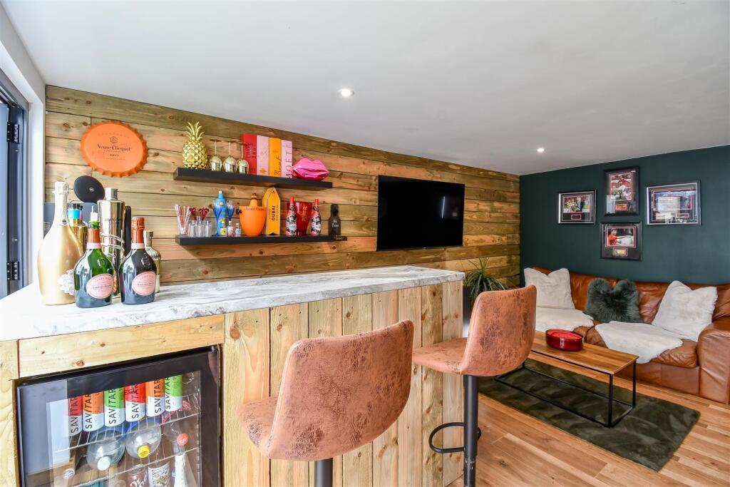 BAR &amp; GAMES ROOM