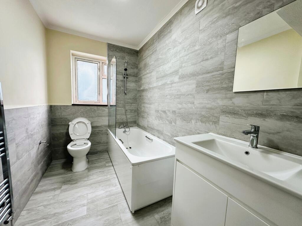 1e955bb5-bathroom