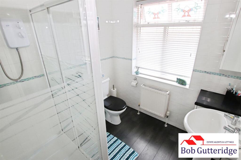 FIRST FLOOR FULLY TILED SHOWER ROOM