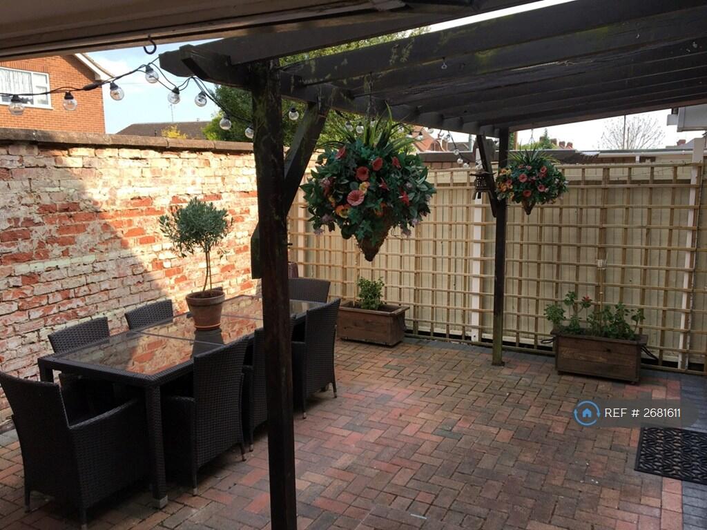 Rear Courtyard Photo a