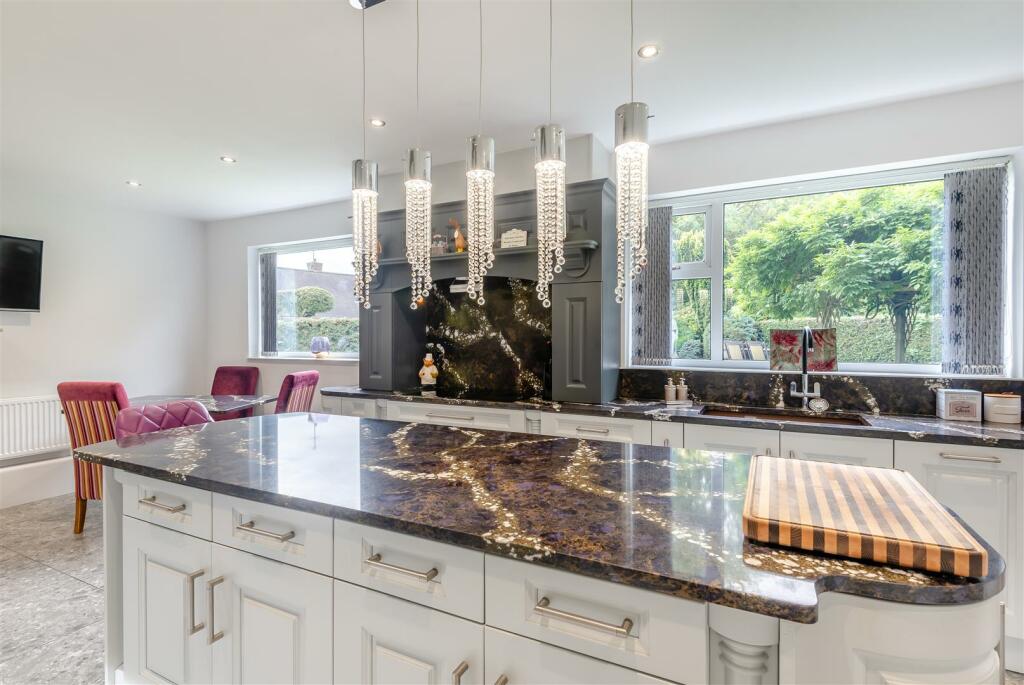 8573874-interior16.jpg