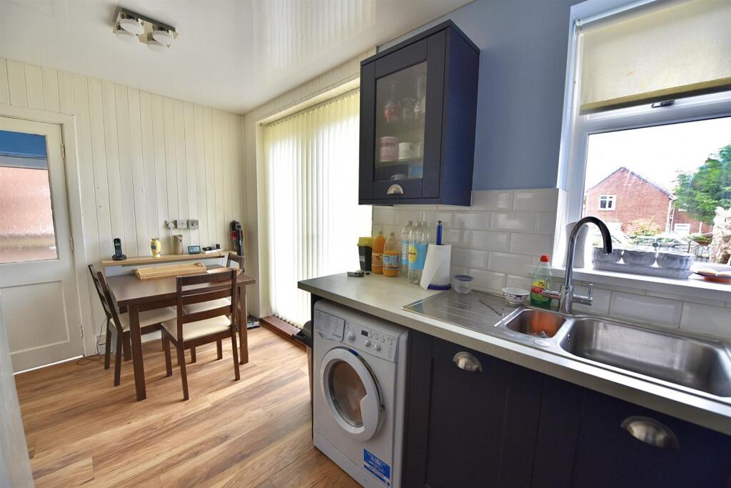 BREAKFASTING KITCHEN