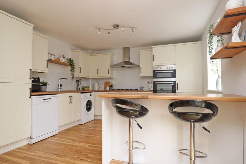 KITCHEN/DINING AREA 