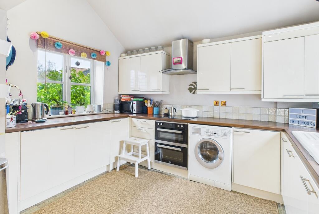 CAM02519G0-PR0233-STILL009