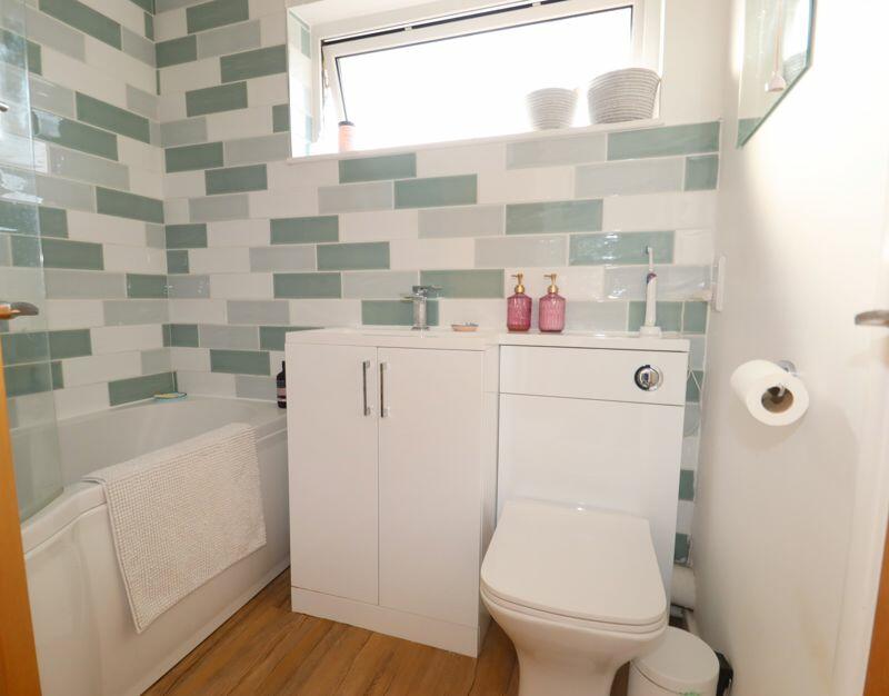 MAIN BATHROOM 