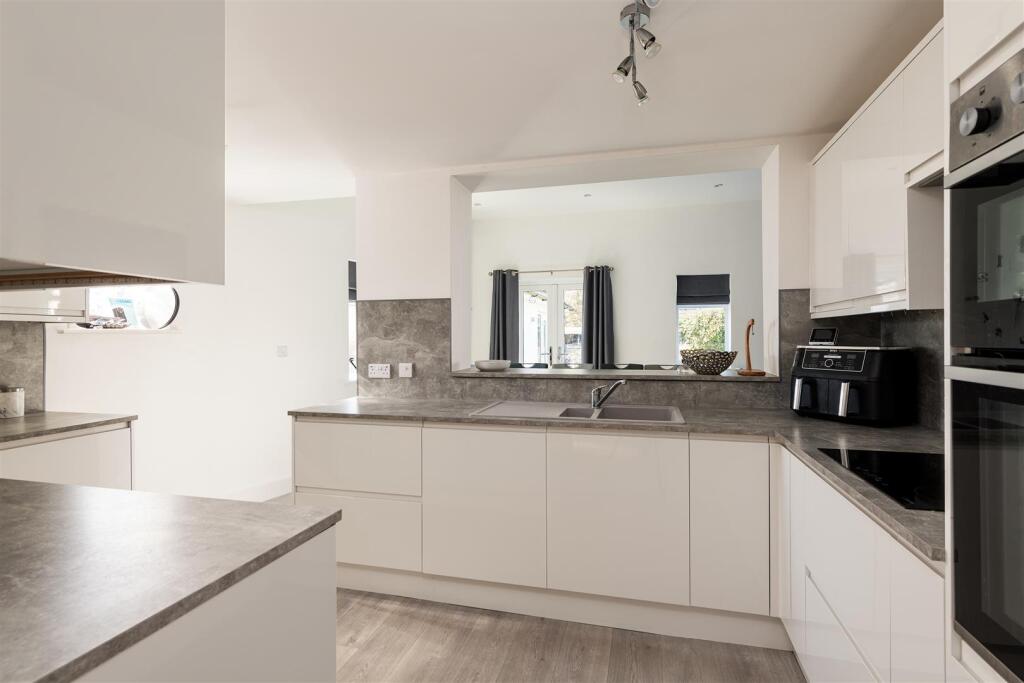 21 Springvale kitchen2.jpg