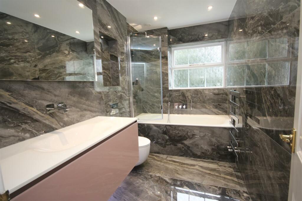 FULLY TILED LUXURY BATHROOM: