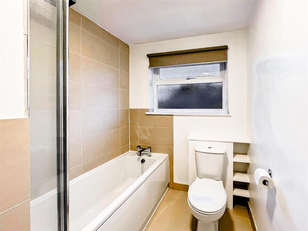 19 High Trees -  Bathroom.jpg