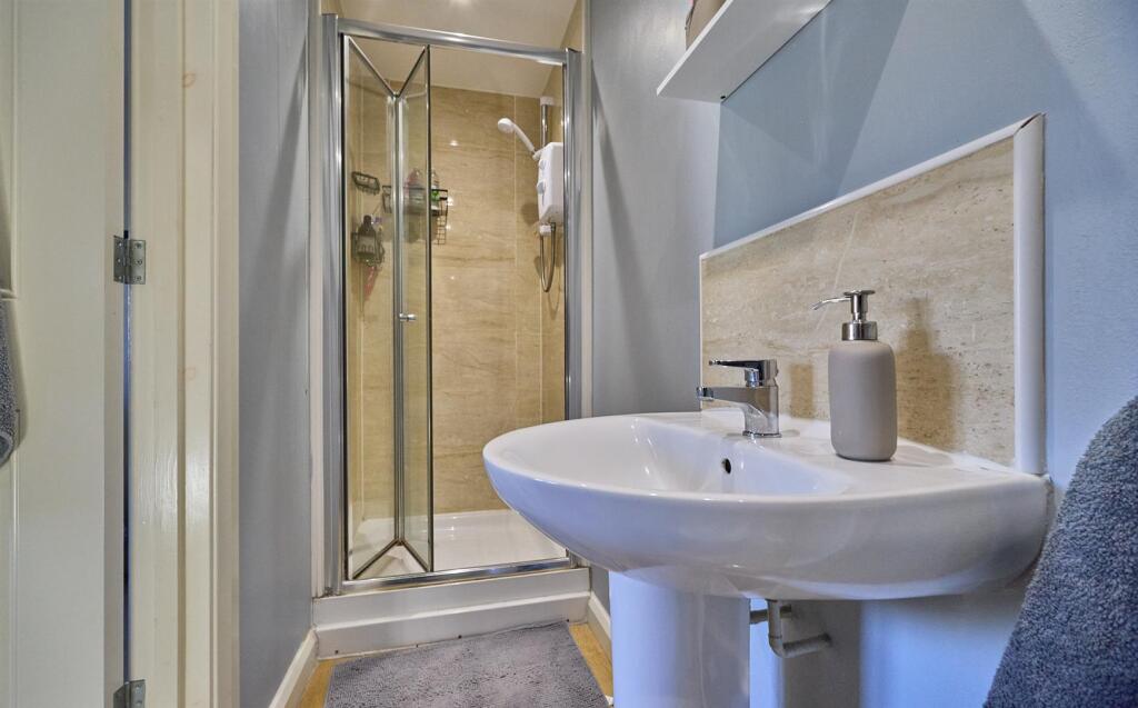 EN SUITE SHOWER ROOM