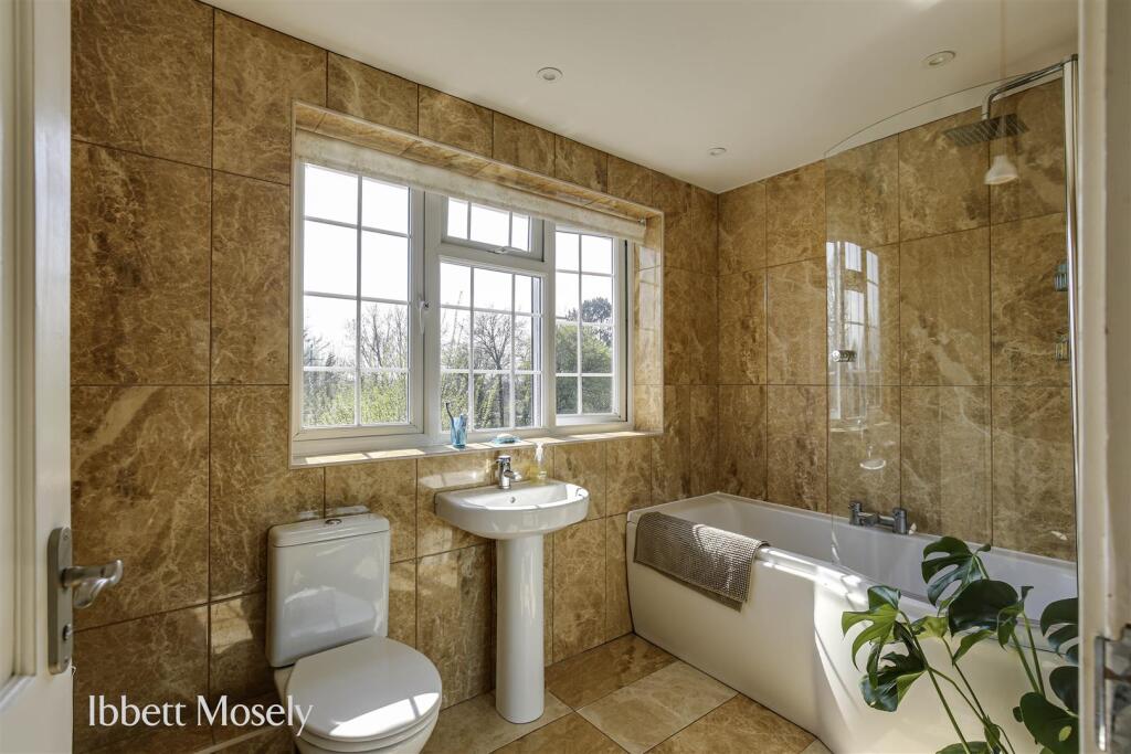 27 Bathroom.jpg
