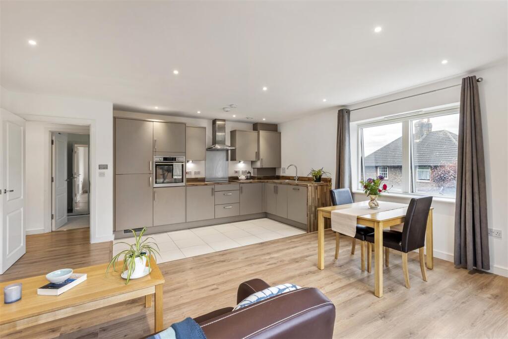 Kitchen &amp; Living