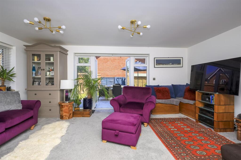 14 Kings Road, Ringmer, BN8 5FS (16).jpg