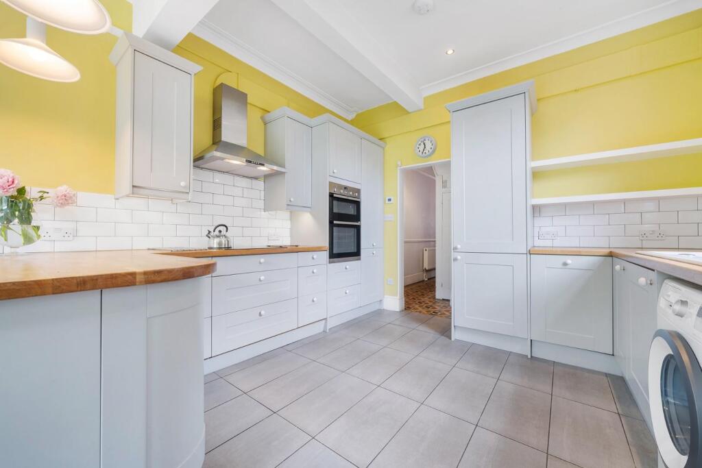 Kitchen (3).JPG