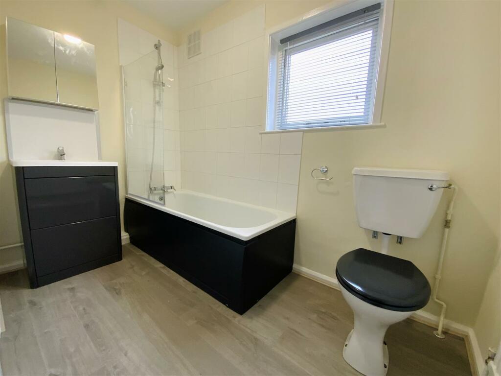 bathroo,.jpg