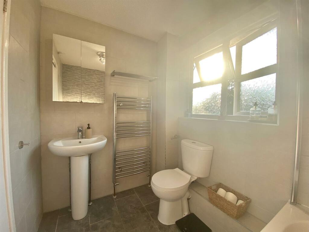 Main Bathroom 2.jpg