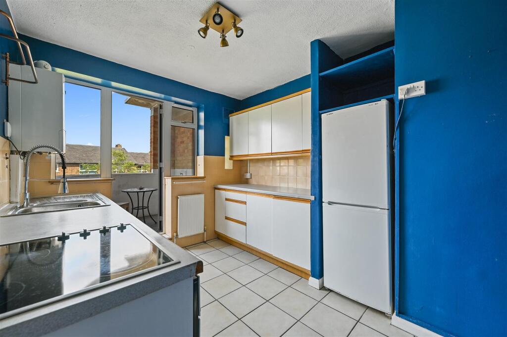 FB - Ashchurch Park Villas - Kitchen3 (1).JPG