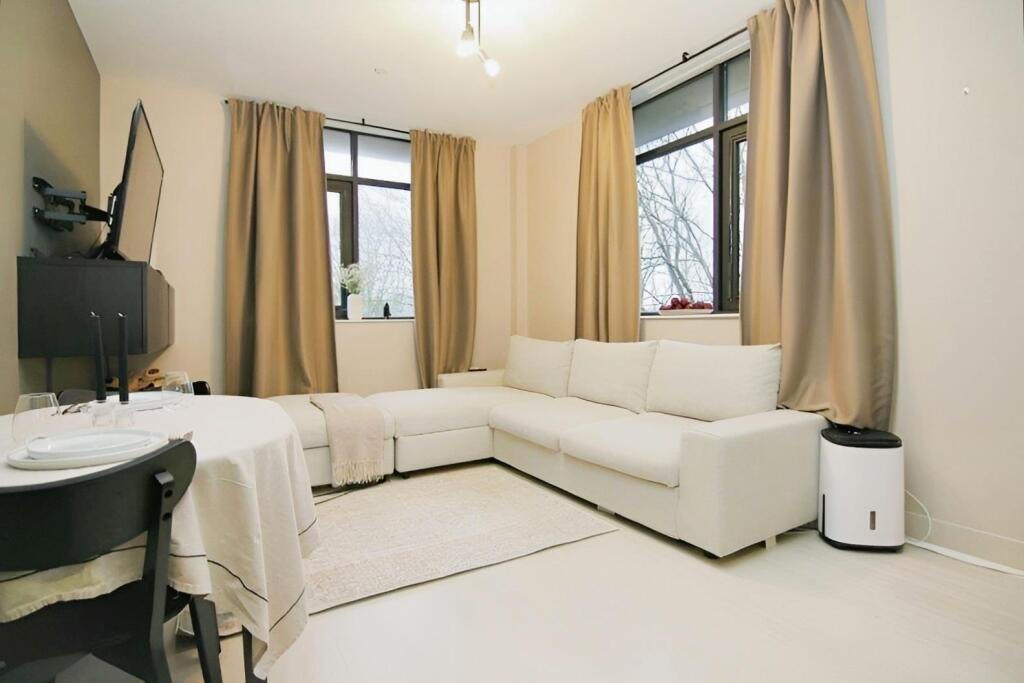 OPEN-PLAN LIVING ROOM