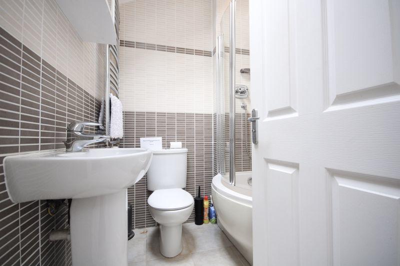 Main bathroom 