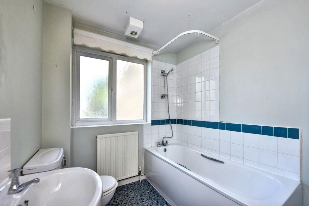 5 Dobsons Close, Rayleigh, Essex, SS6 7NZ