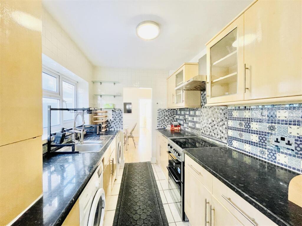 Kitchen 2.jpg